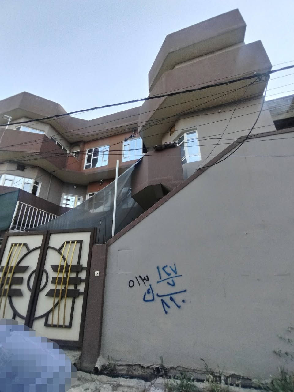 السلام عليكم
بسبب عدم الاتفاق على السعر
وبسبب الوعود الكاذبة
تم تنزيل السعر #بيع_مستعجل 
بيت للبيع 160 متر واجهة 7 ونص
ثلاث طوابق 6 غرف نوم واستقبال
ومطبخ وصحيات وهول داخلي وبيتونة وكراج
معزول بدرج خارجي
الطابق الأول كامل
 الطابق الثاني والثالث غير كامل
العنوان القوسيات مدخل أسواق ابو علي
قرب جامع جبل أحد فرع هادئ قريب عالسايدين 
عرض الشارع 8 أمتار سعر مناسب 
سند زراعي بي وصل بلدية
لمعرفة السعر علق ب تم

***********
