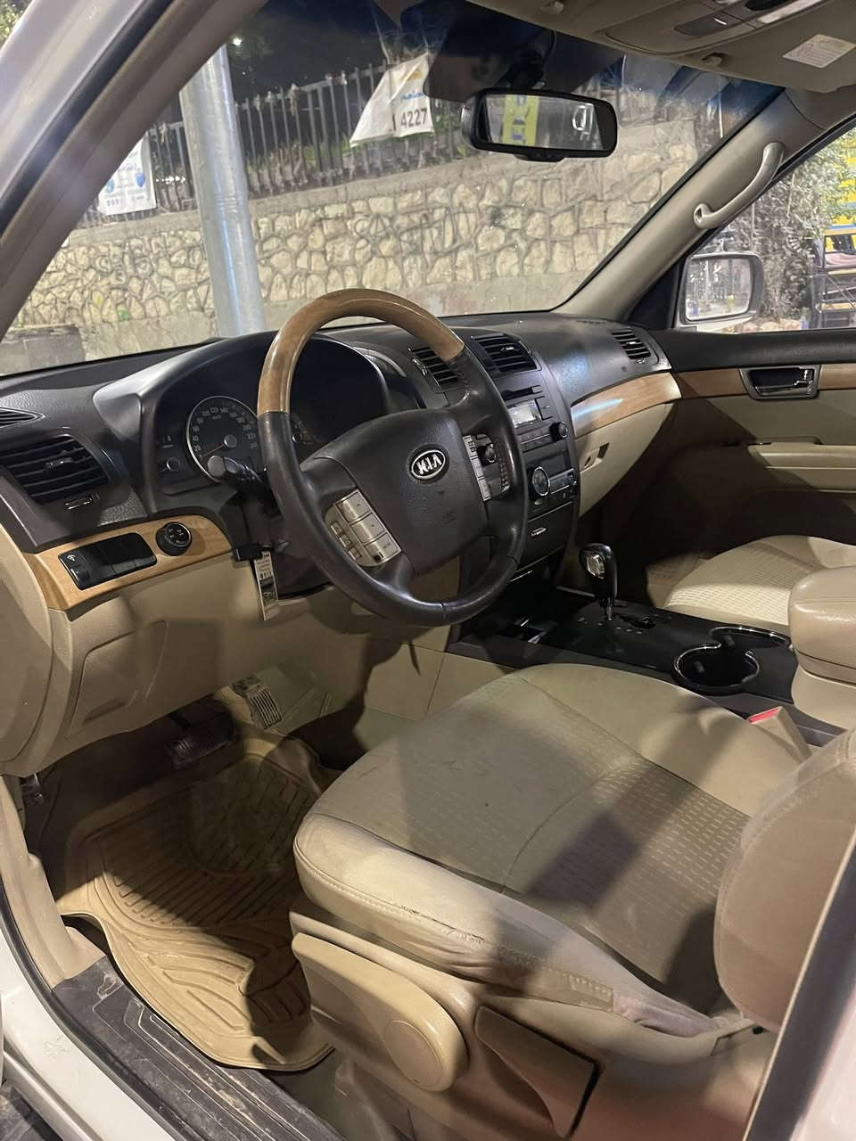 سلام عليكم، كيا مهافي ٢٠١٣، نظيفة بدون دواخل بدون صبخ بي تعديلات باردة صغيرة بس بدون صبخ و البونيد ومع عليه شي اللي اشتريته منه لمبدل البونيد وصابغة والتعديلات الباردة أصابع او شبر من الجاملوق بطرفين بس بدون صبغ، 
دبل اكسل سللايت، ماشية ٢٤٠ ألف ،تايرات اخو جديد بدلت كل شي شاكك فيه يسوي صوت بالسيارة خاصة الطخمة الأمامية حتي البوربرينات بدلتهن يابانية اصلية لان جنت اشتغل لشركة السيارة لازم تكون مظبوطة حتى السرعة جانت لدرجة مايصير تكون مستهتر،

وملاحظة قبل شهر جان يروح المآي من الراديتر للتانكي الاحتياطي من الأول كالو الكاسكيت بس بعده قبغ الراديتر بدلته وصارالحمدالله و احتياط حطيته مادة كلي جيدة إذا حتي بي شي يعني اللي يشتريه خلي يحسبه الكاسكيت ضعيف وننقصه من السعر حتى ما يكون حرام وهنا الفيتر كلي ٢٠٠ ألف حق إيد و خمسين شي للكاسكيت و شوي إذا بي جرخ او شي، و قبل سنة الماكينة سواله تعمير ومظبوطة، رقم دهوك رقم و سنوية جديدة،
السعر ١٤٥ و مجال بيه


**إذا كنت صاحب هذا الإعلان وتريد حذفه لأي سبب، رجاءا أرسل رسالة إلى الدعم الفني**