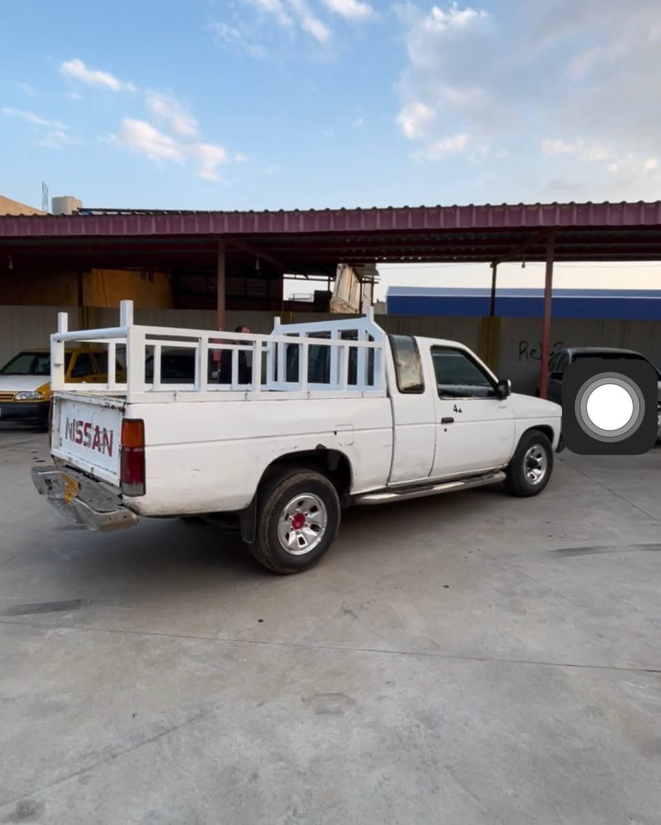 نیسان 1993 سعر 25 ومجال
تحویل وکالە خرامە ب شەرت
بی دەعم و لیدان و سبخ
3 ورقە خرامە ل سعر دیت خوار
تەخم تایر گیر مکین ب شەرتن
شوین روڤیا/*********** اكر, نينوى
