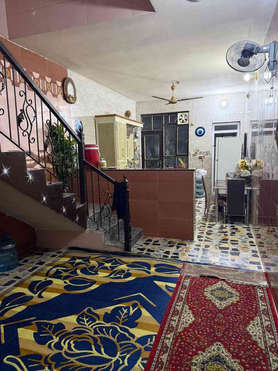 نصف قطعه للبيع موقع مدينه صدر قطاع 11 مساحه (27)متر قرب شارع الفلاح 
تحتوي على حمام خارجي وداخلي في طابق الاول واستقبال وممر دخول وحولي كبير مع مطبخ حار بارد بناء 2021 اثاث حديث وجديد طابق ثاني غرفتين وحده سويت مع ممر ثالث حولي وصطحين واجه 4 نزال 18
للتواصل رقمي وتساب ***********
