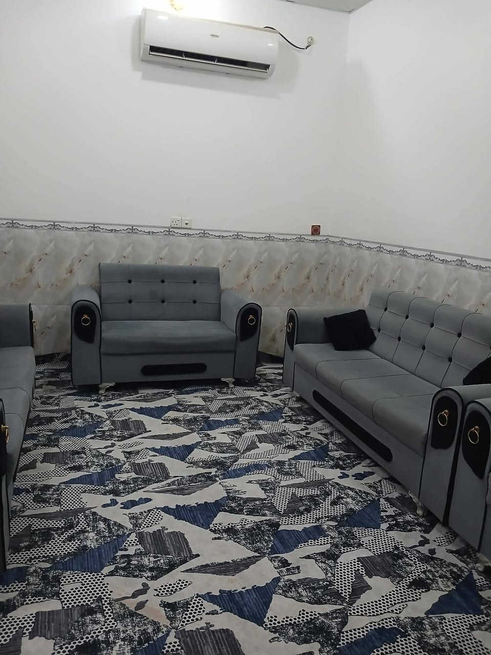 للبيع بيت مساحة 100 متر ، ميلاد حولي ، بناء مال جناي ، غرفه وصاله ومطبخ واستقبال ، البيت نظيف كاشي وسيراميك واضح بالصوره ، الأساس صب
 والبناء طابوك 
السعر 77 مليون وبي مجال
