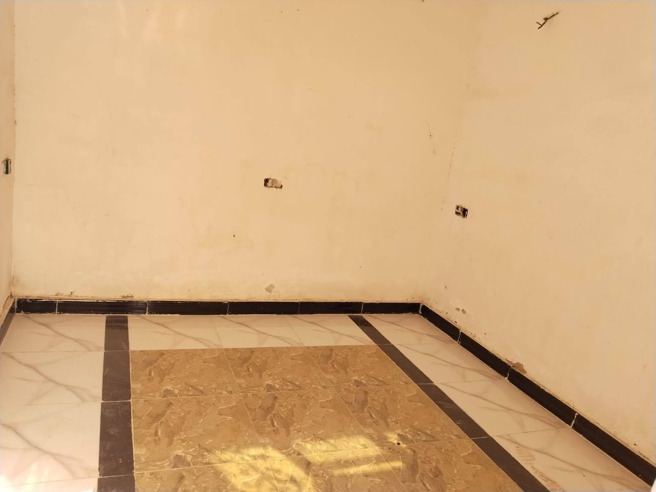 دار للبيع مساحه ٥٠ متر عنوان الحسينيه مسقط قرب عمارة المصري للاستفسار الاتصال على ***********
