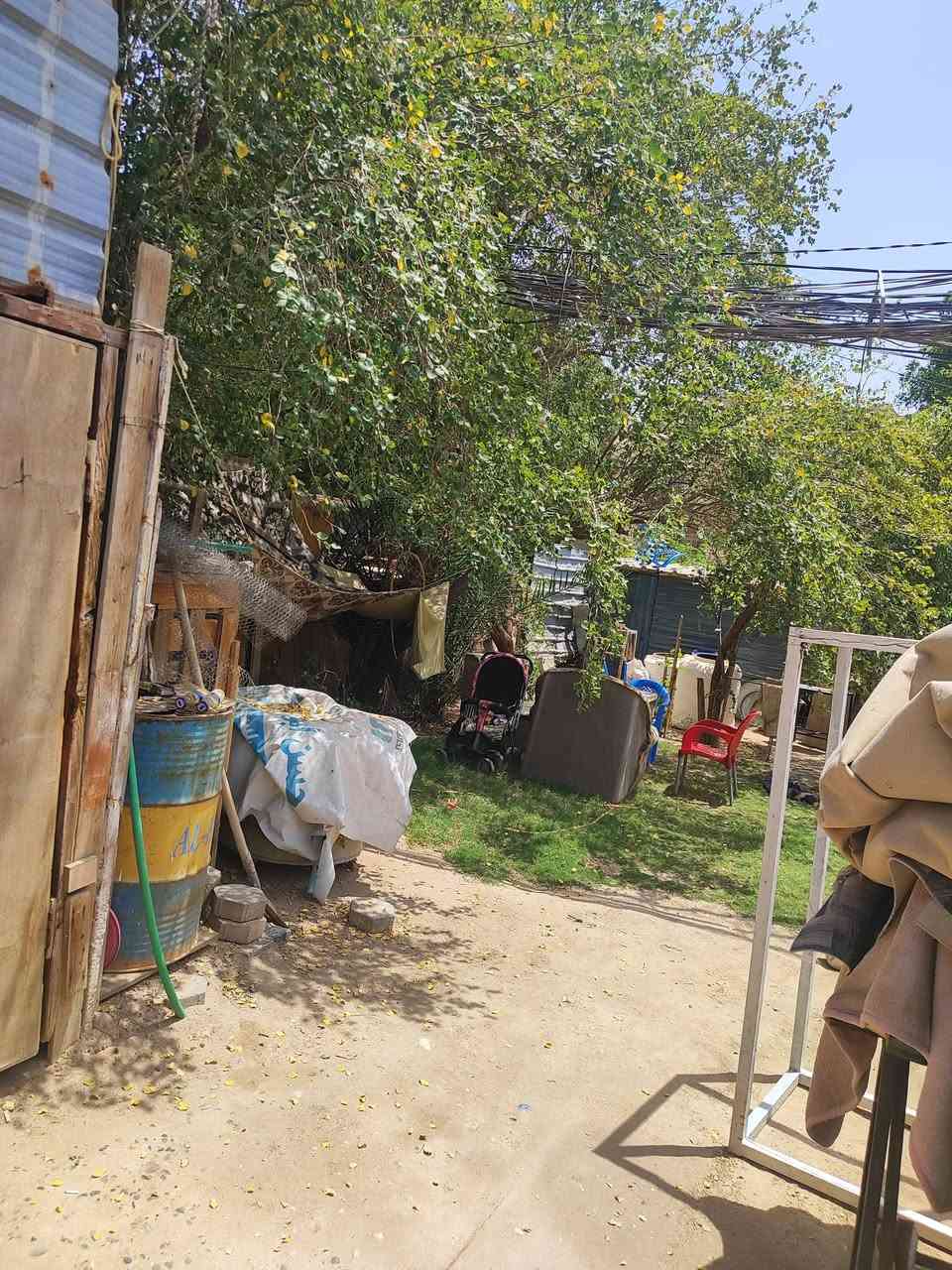 بيت للبيع في حي الجزيره خلف شارع النخيل قريب على سوق الجزيره على ساحه البيت مساحه 147 متر الوجيه 13 او نص والباقي نزال شيلمان نضيف متكون من استقبال أو صاله أو 4 غرف الحديقه من ضمن البيت السعر 165 بي مجال للاستفسار الاتصال ***********
