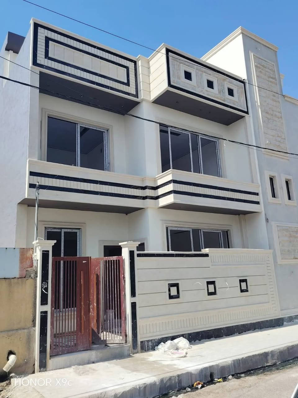 للبيع للبيع للبيع للبيع🏠🏠
دار سكني في حي الشرطة قرب سوق المجموعة الرئيسي مقابل باب العلوم
المساحة ٨٥م واجهة ١٠ ونص ركن طابقين بناء حديث تسليم مفتاح اتجاه شروق تام
ط١ غرفة نوم وهول واستقبال ومطبخ وصحيات وكراج
ط٢ ثلاثة غرف نوم وصحيات وبيتونة سطح كاشي
بناء مهندس سند طابو بأسم صاحبه الشرعي
للإستفسار ع السعر الإتصال
***********📞
***********📞
مراجعة مكتب عمار الهزاع
