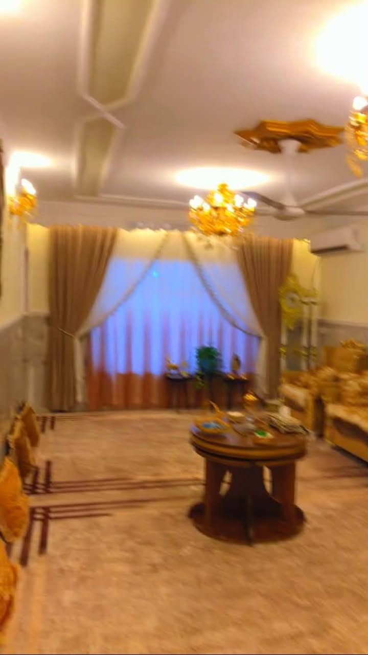 يا الله بيت300 متر للبيع واجهه 10 نزال 30
مع مشتمل 
ومحلات ثنين 
المشتمل بناء حديث مسلح
يحتوي ٣ غرف نوم 
ومطبخ واستقبال
البيت يحتوي على خمس غرف نوم 
حمامات 4
استقبال وصاله 
وكراج جبير 
طابو ملك صرف
او 
نصف الدار للبيع جبها 5 نزال 30 يعني 150 متر 

سعر المتر مليون واربعميه وخمسين 1450 
الشعب 
الجزائر قرب الفيحاء.للتواصل اتصل ع رقم  وتساب 📞***********
