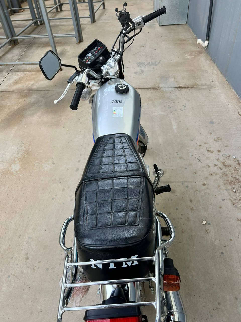 السلام عليكم دراجه نامه 4 كير 
صارلها شهر ونص نازله من شركه مشتغله بس عشر ايام 
دراجه كلش نظيفه وحلوه وبل واقع احلى من صوره 
مشكله بيها فقط برغي دبل ساحك مثل ما موضع بصور ويطلعوله سن بخمسه
راعيها شرعي موجود ومنفيس موجود اصوليه دراجه 700 الف وبيها مجال قليل 
مكانها بغداد 
***********
