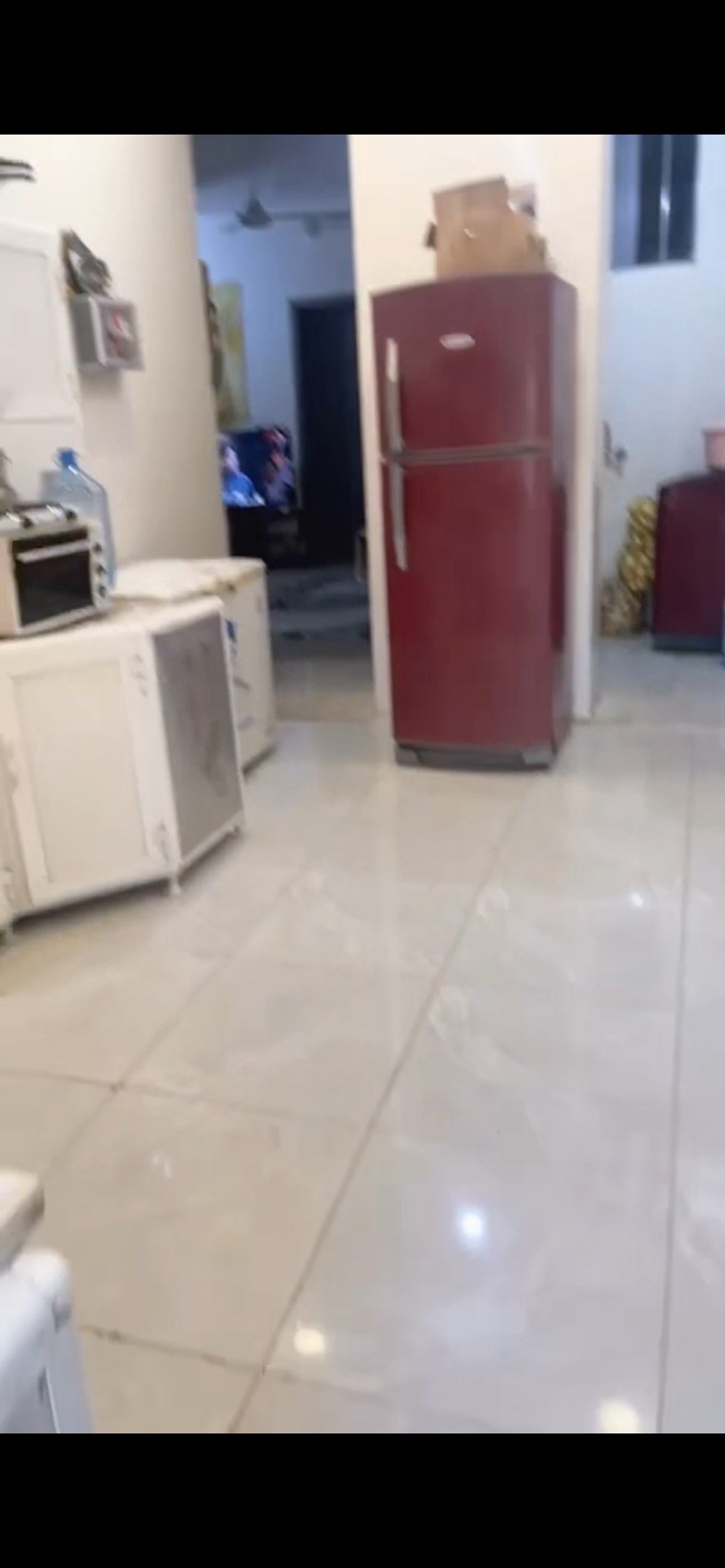  سلام عليكم بيت للبيع بناء حديث سنة 2025 بغداد المحمودية حي المهندسين الشارع الاول زراعي سند 25 اقرار محكمة مساحة 150م يحتوي الدار على مطبخ حار و بارد .. صالة استقبال غرفتين نوم صحيات خارجية وداخلية للاستفسار وتساب ***********