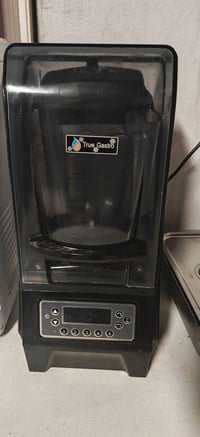 خلاط صناعي ممتاز للبيع نظيف السعر 200 الف وبي مجال  للاستفسار 07724552...