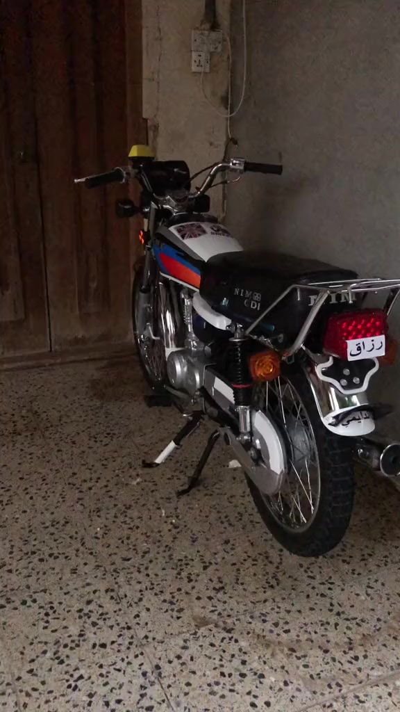 السلام عليكم.                                                                      دراجة نامة امتياز ٣ احرف طبق الاصل شلامجة اصلي 
موديل ٢٥
محرك مكفول من اي فتح 
الدراجة كفالة عامة من التاير للتاير 
صالنة نجمة ام البوشة اصلي 
سويج شلامجة 
دشبول شبيه الشلامجة 
دراجة خير من الله 
اوراق كاملة 
للمراوس حسب القناعة 
مكان ديالى بعقوبة بهرز 
اي سؤال اتفضل خاص


**إذا كنت صاحب هذا الإعلان وتريد حذفه لأي سبب، رجاءا أرسل رسالة إلى الدعم الفني**