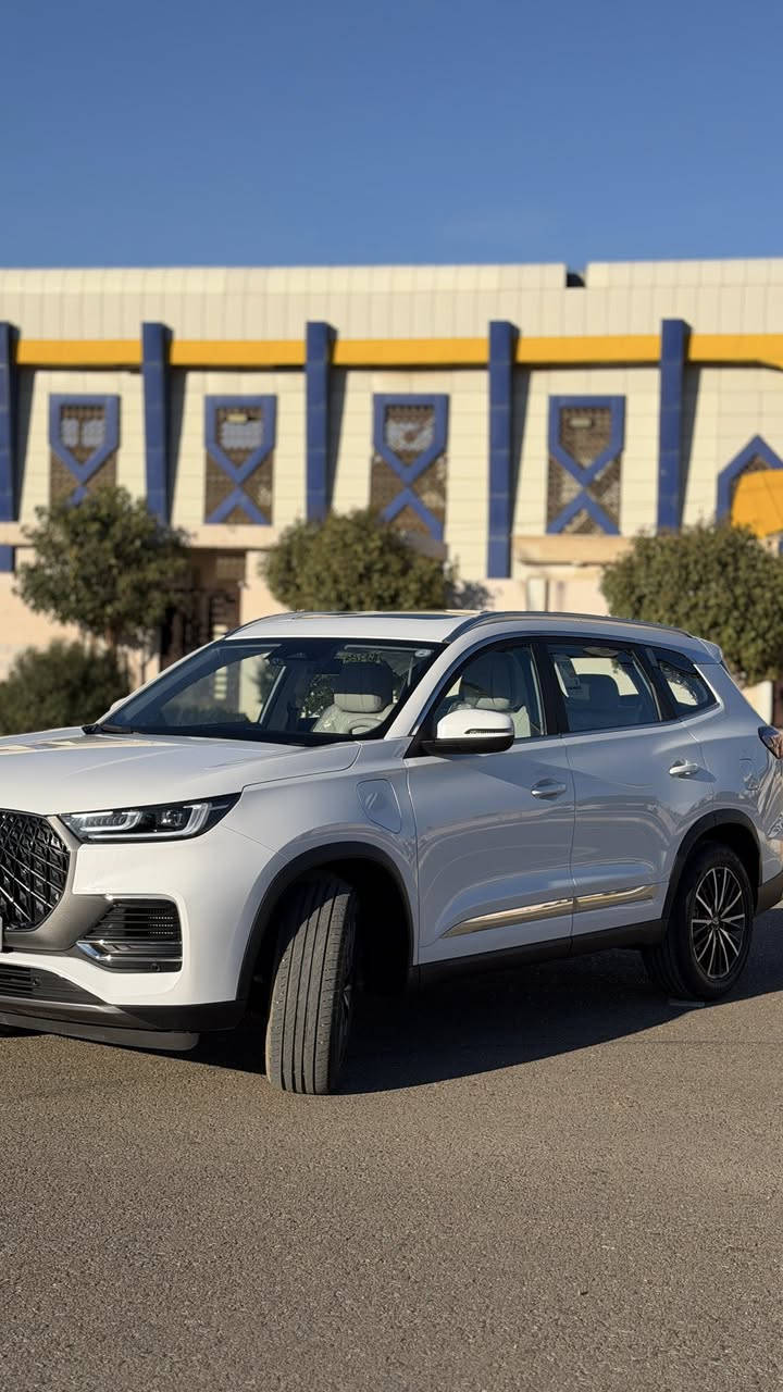 شيري تيكو 8برو هايبرد 
ماشية 2000كم 
العنوان بغداد 
السعر 285$ 
موديل. 2024
كلين تايتل -luxury 
المواصفات الأساسية:
النوع: سيارة SUV هجينة (Plug-in Hybrid).
المحرك: 1.5 لتر تيربو + محرك كهربائي.
القوة: 320 حصان (إجمالية).
عزم الدوران: 510 نيوتن متر.
ناقل الحركة: DHT (ناقل حركة مباشر هجين).
نظام الدفع: دفع أمامي.
سعة البطارية: 19.27 كيلو واط/ساعة.
المدى الكهربائي: 75 كم لكل شحنة.
استهلاك الوقود: حوالي 4 لتر/100 كم (في الوضع الهجين).
التسارع (0-100 كم/س): حوالي 7.6 ثواني.
المقاعد: 5 مقاعد (تتوفر بـ 7 مقاعد في بعض الفئات). 
التقنيات والميزات:
الشاشات: شاشة معلومات ترفيهية وشاشة عدادات رقمية مدمجة مقاس 24.6 بوصة.
نظام الصوت: نظام صوتي فاخر من سوني مع 8 أو 10 مكبرات صوت.
الشحن: شاحن لاسلكي للهواتف.
ميزات أخرى: كاميرا 360 درجة، فتحة سقف بانورامية، فتح وإغلاق كهربائي لباب الصندوق الخلفي، تشغيل بضغطة زر. 
السلامة والأمان:
الوسائد الهوائية: 6 وسائد هوائية.
أنظمة مساعدة السائق: نظام الثبات الإلكتروني، مساعدة الفرامل الطارئة، التحكم في نزول التلال، مراقبة ضغط الإطارات، مثبت سرعة ذكي. 

يمكنك الاتصال على الرقم 

***********
