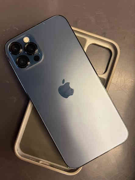 سلام وعليكم شباب أيفون ١٢ برو مال بيت 
ذاكره ١٢٨ 
بطاريه ٧٨ شرط قطاره بشحن نظافه فول 
سعر ٣٧٥
***********

