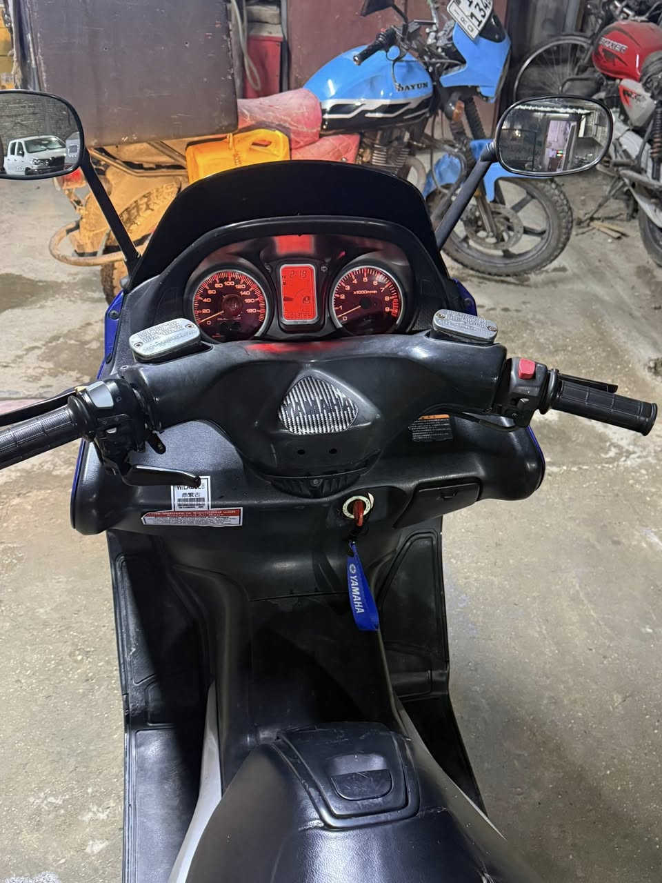 سلام عليكم تيماكس 2008 الدراجة فول نضافة والمكينه خير من الله الدراجة تايرهة جديد ودهن البارحة والباقي موضحلكم بالصور ***********
