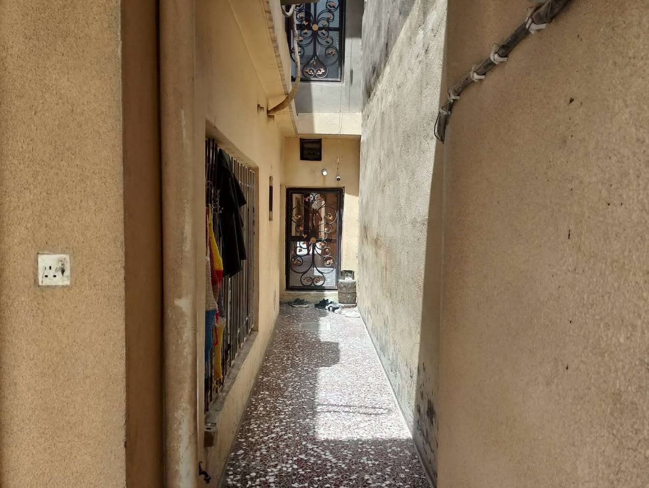 مستعجل على بيعيته طابو صرف
بيت للبيع – مساحة 200

🔹 المساحة: 200 متر

🔹 النزال:20 متر

🔹 الواجهة: 10متر

🔹 البيت نسبة نضافه 90% صب كونكريت

تفاصيل الطابق الأرضي:

استقبال ديوانية كبيرة جدا 

مع غرفة .مع استقبال وخدمات صحية وخارجية بلطارمة..الطارمة مساحة كبيرة تصلح مشتمل صغير 

تفاصيل الطابق الثاني:

4غرف نوم مع خدمات صحية..العنوان الامين الثانية قرب مدرسة الفارس مربع المسيح ..
للاستفسار ***********وقت الاتصال من الساعه التاسعه صباحا الى الساعه العاشرة مساء
