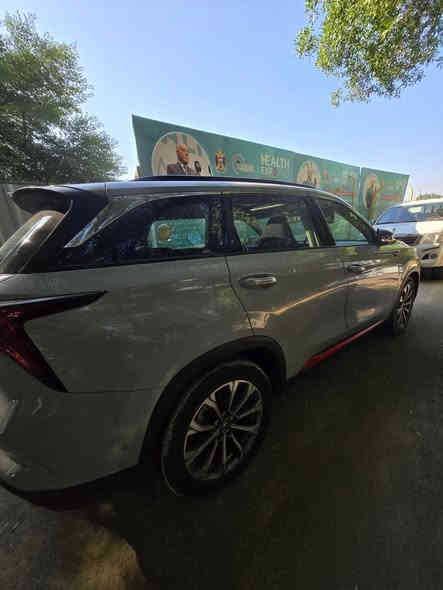 السلام عليكم 
شانجان CS75 
لون: سمنتي 
مديل: 2022
عدد المقاعد:5
عدد مسافه: 120km
صبغ باب الصدر موجود صورة الحادث فقط 
الهاتف : ***********
