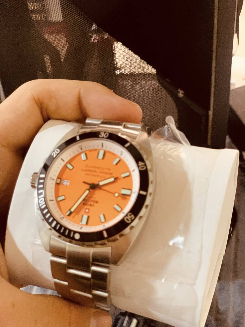 � ساعة Swiss Military Hanowa الأصلية 🔥
كامل مرفقات ليبل جديده
إذا تدور على القوة، الدقة، والفخامة… هاي الساعة خيارك الصح.

⌚ مواصفات تهمك:

 • حركة أوتوماتيك سويسرية 🇨🇭
 • تصميم رياضي فخم يناسب الرسمي واليومي
 • هيكل ستانلس ستيل قوي
 • مقاومة للماء
 • مينا برتقالي ملفت ✨
 • زجاج شفاف من الخلف يبين الماكينة
 • مع الكرتونة الأصلية + الضمان الدولي

💼 ساعة تعكس شخصيتك القوية
🎯 دقة سويسرية ما تخذلك
🔥 قطعة مميزة مو متوفرة بكل مكان

📩 راسلنا للطلب أو الاستفسار
سعر200توصيل مجاني


**إذا كنت صاحب هذا الإعلان وتريد حذفه لأي سبب، رجاءا أرسل رسالة إلى الدعم الفني**