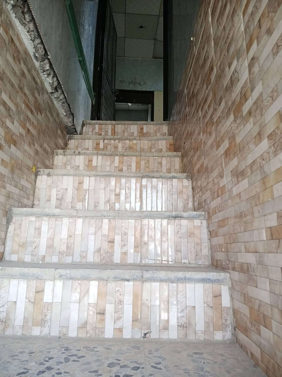 شقة للرهن او للأيجارحي السلام في النجف
( 50 م)طابق ثاني من بيت على ساحة.باب ودرج منفصل
( 15 مليون)سنة قابلة للتجديد.
إيجار( 200 الف) مقدمة شهرين اجور الماء والكهرباء على صاحب الشقة. غرفة وصالة ومطبخ.تحتوي على سخان ومراوح وخط مولد وماطور ماء. مع سطح. خلف مجمع فيض المرتضى سابقا.(خلف الشارع العام)
مكتب الغدير للعقار
***********
