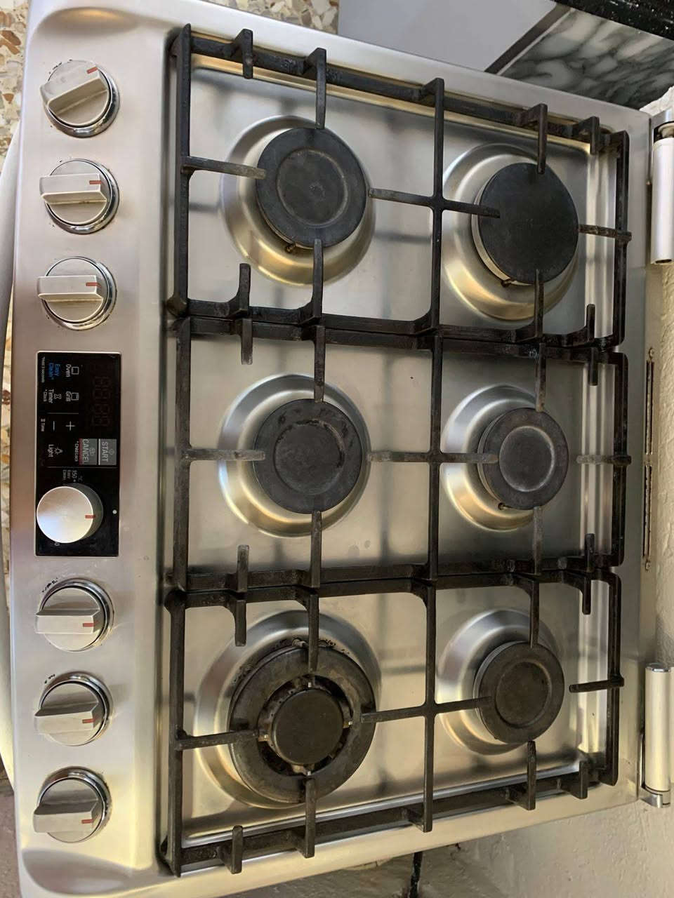 طباخ غاز من شركه LG مكسيكي من نوع الحديث الستانلس ستيل 
6 عيون غاز بالاعلى
 فرن طباخ غاز وكهرباء 
فرن واسع للطبخ والخبز
شواية داخلية للتحمير والشوي
توزيع حرارة جيد داخل الفرن
حراره فرن ماتترسب للخارج مغلق .
مستعمل نظيف نظافته 90‎%‎
للاتصال والاستفسار يرجى الاتصال على  الرقم 

***********
او
***********
