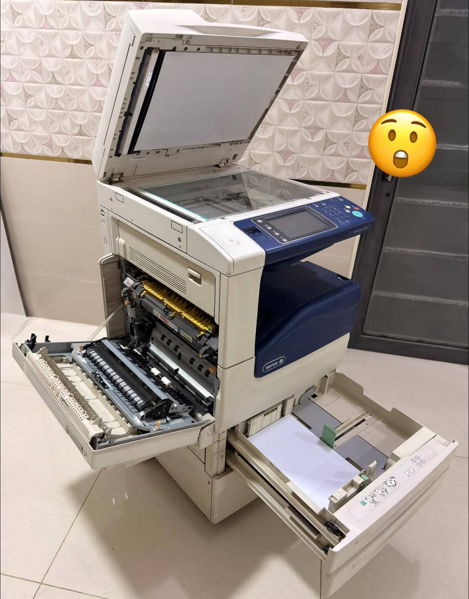 طابعة ملونة من شركة Xerox الأمريكية
مواصفاتها :

* طباعة وتصوير وسكانر ألوان.
* تدعم أحجام الورق A3 وA4 وA5.
* سرعة الطباعة والتصوير 20 صفحة بالدقيقة.
* طباعة أوتوماتيكية على الوجهين (دوبلكس).
* شاشة لمس ملونة سهلة الاستخدام.
* ساحب أوراق أوتوماتيكي (ADF) لتصوير وسكانر عدة أوراق دفعة واحدة.
* دقة طباعة عالية تصل إلى 2400×600 dpi.
* اتصال عبر الشبكة (LAN) وUSB.

و للعلم الطابعة مستعملة بس نضيفة جداً و سعرها غالي تفيد أهل المكاتب و الأستنساخ و الطلاب

الشراي يجي خاص أو على الواتساب ***********

مكاني حلة حي نادر الثانية  .
