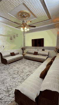 السلام عليكم
بيت للبيع الموقع الحولي قرب سكله وسام ال حامي 

مساحه٢٢٠
 يتكون من 
صاله / القياس٧*٤ ونص
ستقبال/ القياس ٧*٤
غرف عدد ٤/ القياس ٥*٤
المطبخ /القياس ٤*٤
صاله طابق ثاني
طارمه وقوف سياره 
منور حرف L
مع الأثاث 

للتواصل ***********
