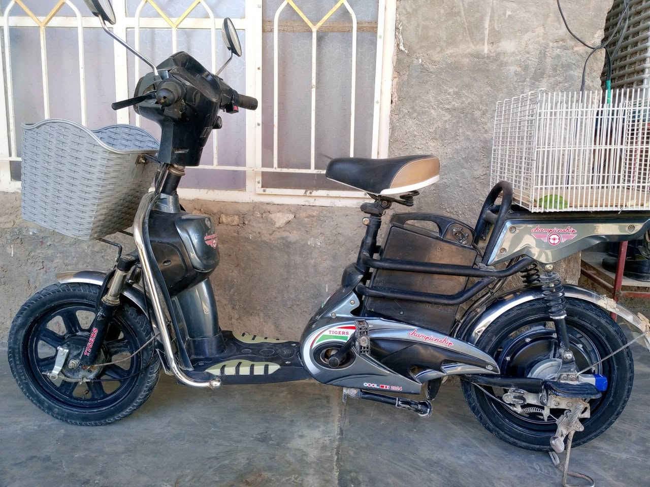 ماطور شحن للبيع 
بطاريات خمسه حيل زينه 
كهربائيات كلهه شغاله 
كشر حيل نضيف 
للاستفسار الاتصال على الرقم التالي ‏‪***********‬‏
