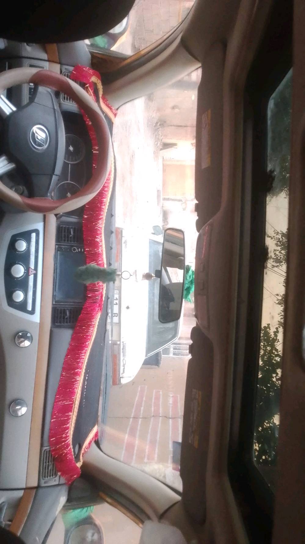 سلام عليكم ليفان موديل رقم نكليزي 13بسمي سياره محرك كير خير من الله مصبوغه عام الجماليه بيه ضربه جاملغ الأيمن فقط 
تبريد نقص كمبريسر حداديه نص عمر 
عنوان بغداد الزعفرانية الشراي بخدمتك 