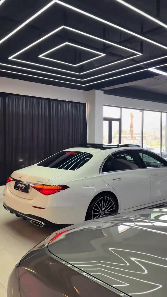 Mercedes-benz Clean title 2023 full option 22,000km White & red 3 screen Made in germany Call for w: ***********

