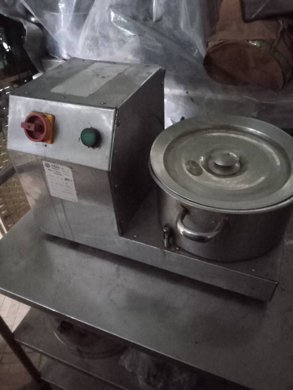 السلام عليكم اغراض مطعم للبيع كاشير جديد غير مستعمل مع نظام مطعم مدعوم كور اي 5 سعر 750 الف خلاط تركي 5 لتر 200 الف بغداد ***********
