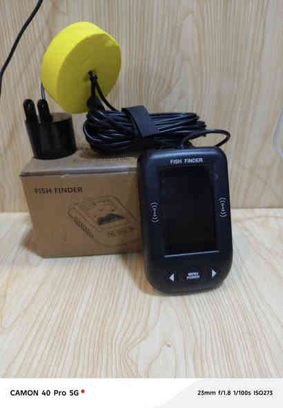 الجهاز الموضح في الصورة هو جهاز كشف الأسماك (Fish Finder) محمول. يستخدم هذا الجهاز تقنية السونار لتحديد عمق المياه ومواقع الأسماك تحت الماء. 
يستخدم الجهاز موجات صوتية ترتد من الأجسام (مثل الأسماك أو قاع البحر) لإنشاء صورة لما هو تحت السطح. 
يمكن أن يساعد الصيادين في تحديد أفضل أماكن الصيد وزيادة فرصهم في صيد الأسماك. 
تتوفر أجهزة كشف الأسماك اللاسلكية والمحمولة على نطاق واسع عبر الإنترنت وفي متاجر مستلزمات الصيد. 
تختلف الأسعار والميزات بناءً على العلامة التجارية والطراز، وغالبًا ما تتضمن عروضًا وخصومات منتظمة. 
*********** واتساب
٤٠ الف
