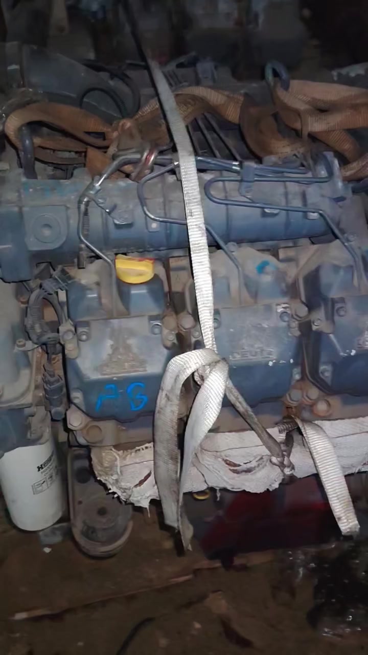 سلام عليكم يوجد جميع المحركات شفلات
حفارات كبار صقار وسط كل محركات يوجد
سعار جملة وارد رقم ***********
