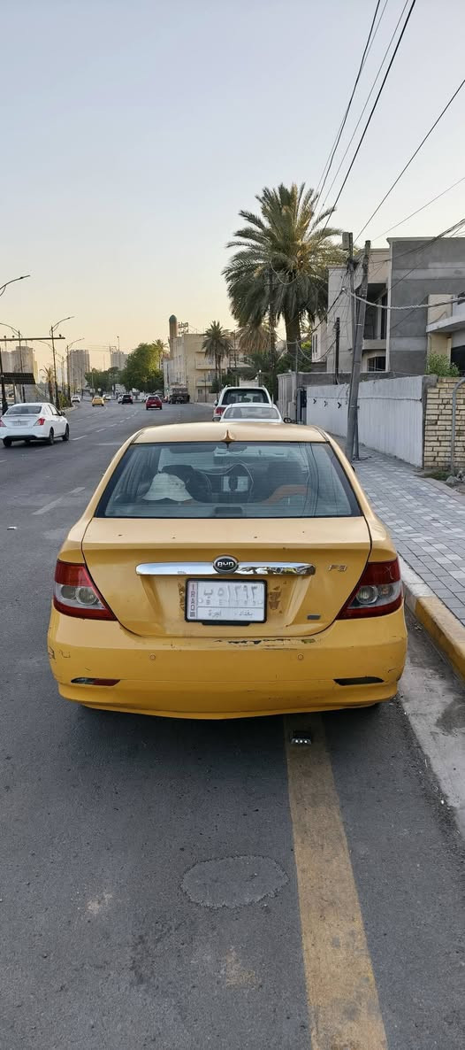 سيارة بلادية خير من الله ناقصها فقط تبريد كير ومكينة مكفولات السيارة كير عادي باسمي بيها طخة بالجاملغ الامامي الايمن سعرها ٤١ مكاني بغداد الكرخ *********** كرار
