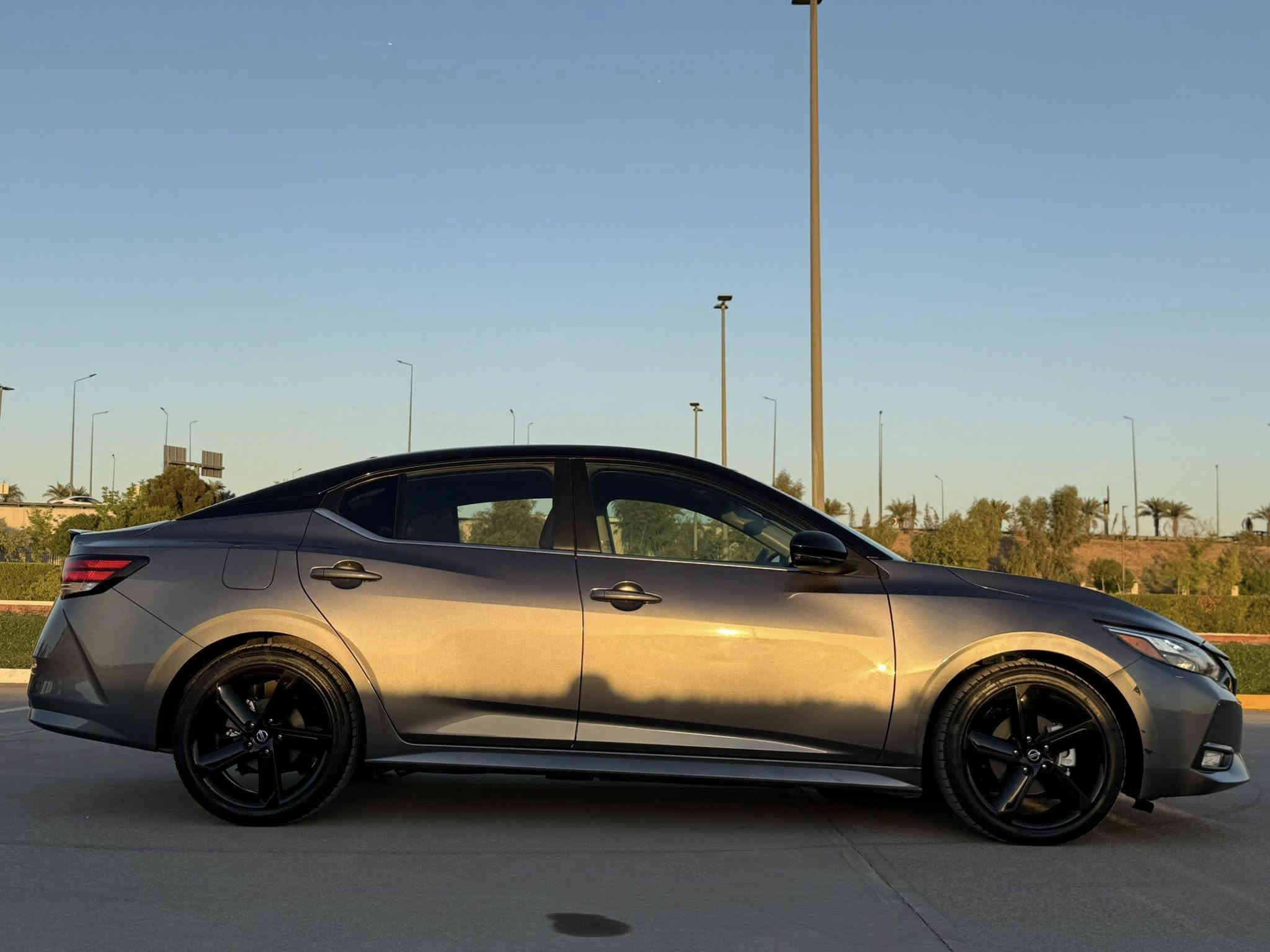 نيسان سنترا SR2023 (توكلر midnight ) 🚘
الموديل: 2023
الصنف: SR MIDNIGHT 
المحرك: 2000cc – بنزين – 4 سلندر
الوارد: أمريكي ✅ ( صبغ  شبر في جاملغ امامي اليمين وبنيد مبدل بلادي بدون صبغ )

✅ جميع الأيرباكات أصلية ✅ (شرط الفحص)

ملاحظة: تخم تاير جديد هونكوك وباتري

 • رقم الشاصي: 3N1AB8DV4PY223907

 • اللون الخارجي: نفطي
 • اللون الداخلي: شمواه أسود 
 • عداد: 11000 ميل

⸻

السعر 💰15900 $ (159$ )

قابل للتفاوض بعد المعاينة فقط – لا يوجد تفاوض عبر الهاتف

⸻

المواصفات ⭐
               • سقف اسود بلادي midnight 
 • تشغيل بصمة + بصمة أبواب
       ٠ تشغيل عن بعد
 • شاشة وسطية مع نظام أبل كار بلاي
 • كاميرا خلفية + كاميرا أمامية (مساعدة الحفاظ على المسار)
 • رادار خلفي للوقوف المفاجئ
 • حساسات جانبية في المرايا
 • نظام تحديد مسرب + قيادة شبه ذاتية
 • مثبت سرعة + تحكم ستيرن
 • بلوتوث
 • حجر بيئة بلادي
 • ويل كاب SR 
      • ضو امامي وكشاف زنون اصلي
⸻

📍 موقع السيارة: أربيل
📞 للاستفسار: *********** (اتصال / واتساب / فايبر)
