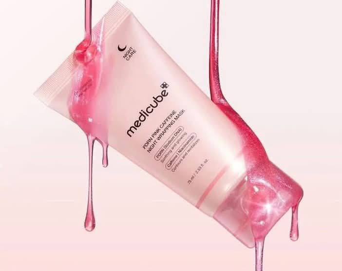 ✨ امنحي بشرتك العناية التي تستحقها مع قناع الكولاجين الليلي من Medicube! ✨
هل ترغبين ببشرة نضرة ومشرقة عند الاستيقاظ؟ 🌙
كولاجين Medicube Night Wrapping Mask هو الحل المثالي لروتينك الليلي. هذا القناع غني بالكولاجين الذي يساعد على تحسين مرونة البشرة وترطيبها بعمق طوال الليل.

💧 فوائد القناع:
 • يحتوي على الكولاجين المركز لدعم تجديد خلايا البشرة وشدها.
 • يغذي البشرة بعمق ويحافظ على ترطيبها طوال الليل.
 • يساعد في تقليل ظهور الخطوط الدقيقة والتجاعيد.
 • يعزز إشراقة البشرة ويجعلها ناعمة كالحرير.
المنشأ كوريا الأصلي 🇰🇷🇰🇷

🚘يوجد خدمة توصيل لجميع محافضات العراق 🚘


**إذا كنت صاحب هذا الإعلان وتريد حذفه لأي سبب، رجاءا أرسل رسالة إلى الدعم الفني**