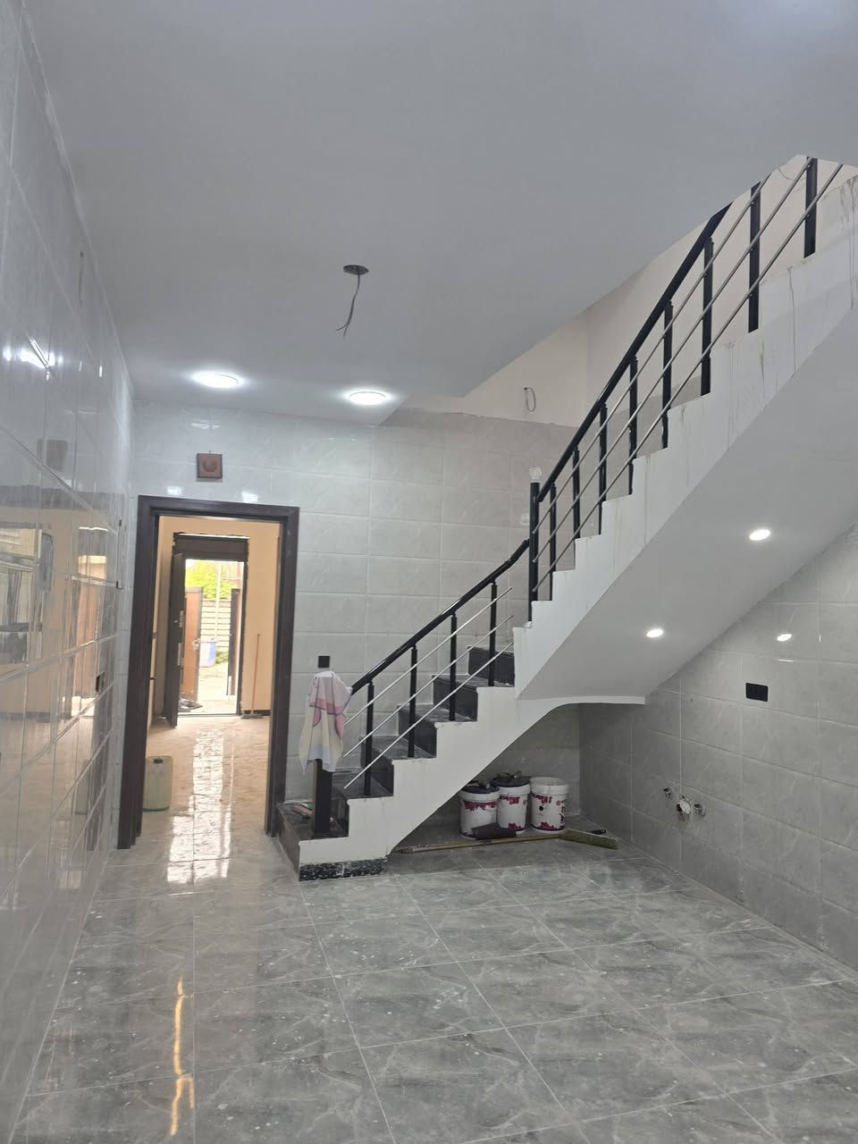 دار للبيع 107  متر واجه  4,30  نزال 25
يحتوي على 3 غرف و 2 خدمات
ضلع منفصل غير مشترك
طابو ملك صرف  شارع 12 متر
حي الجهاد ظباط الشهداء
خلف الشارع التجاري مباشره
***********
***********
