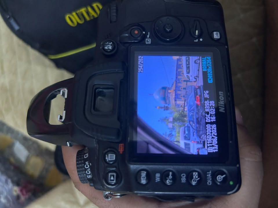السلام عليكم
كامره نيكون d700للبيع
ملحقات
بطاريه عدد2
شاحنه 
جنطهً
***********
