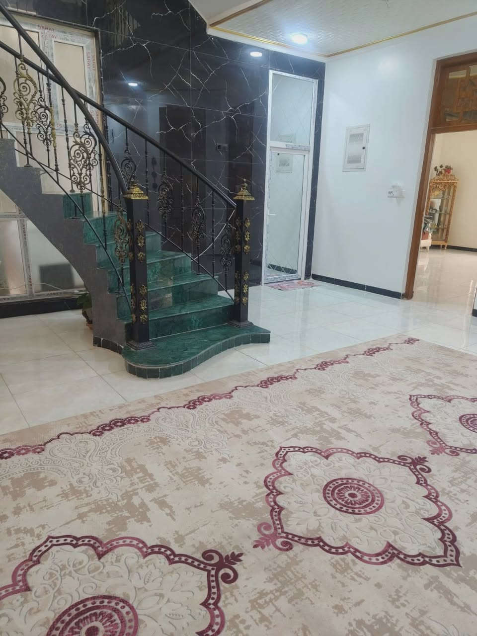 دار طابو صرف للبيع مساحته 200 متر 10×20 بناء 2025 طابقين يحتوي الطابق الارضي على غرفتين نوم ومطبخ واستقبال وهول كبير ومجمع صحي .والطابق الثاني غرفتين نوم ومجمع صحي البيت يحتوي على سطحين وبيتونه كبيرة وصحيات خارجيه  ايضا ..موقعه في المهندسين خلف التجاري مباشرة مقابيل شارع ام البنين ...  علما ان الدار مطلوب اسكان 50 مليون وللاستفسار اكثر  واتساب *********** ..
