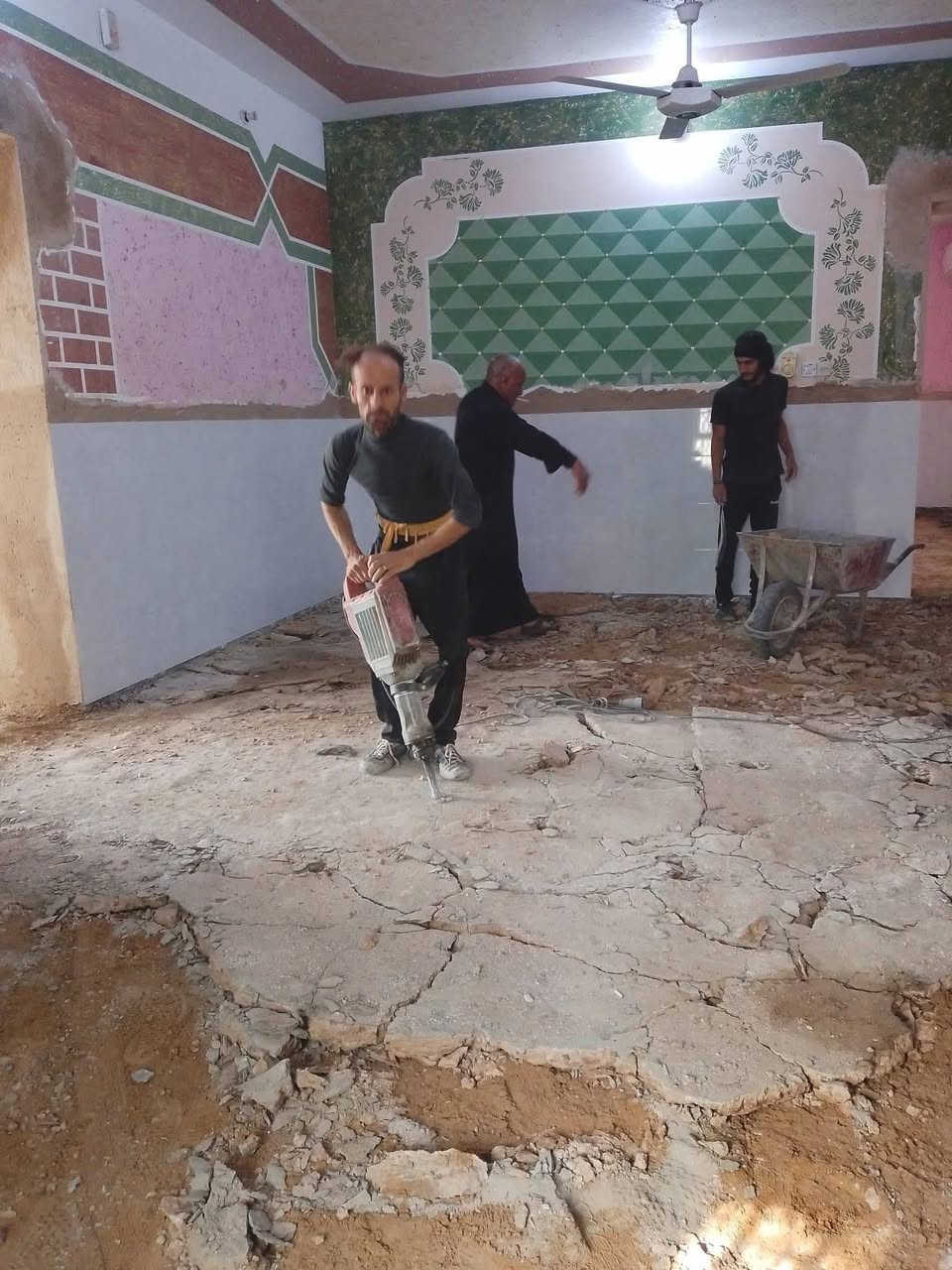 سلام عليكم  / يوجد كادر عمل جاهز/ تصعيد مواد/ تنضيف بيوت/ تفليش/ تكشيط/ تنضيف حدائق/ دفن نهري  / شقلنه ليل ونهار   /ومعداتنه جاهز/ ماعليك بس تصال على رقم  /     ***********
