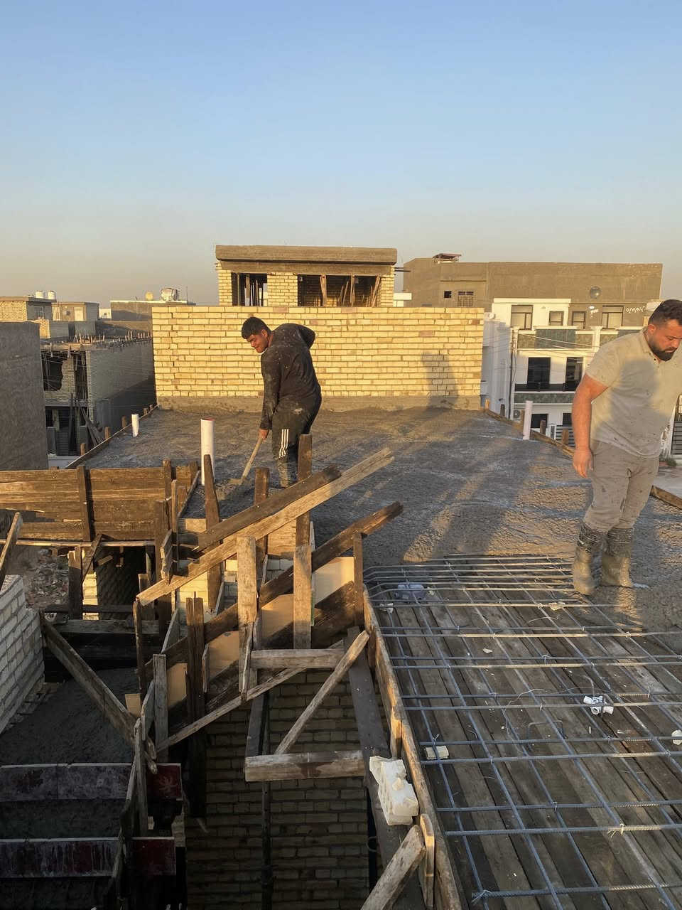 #يعلن مكتب #القلعة#للبناء والمقاولات
#عرض بناء الهيكل وتسليم مفتاح 
العرض الأول (الفضي) : سعر بناء هيكل 200الف وتسليم مفتاح 450الف 
العرض الثاني (الذهبي ) : سعر بناء هيكل 215الف وتسليم مفتاح 550الف 
العرض الثالث (الماسي) Vip: سعر بناء هيكل 230الف وتسليم مفتاح 700الف 
مواصفات العمل 
-حفر الارض 40 سم .
-فرش طبقة من السبيس ويحدل بحادلة 20 طن .
-رش مادة الكلوردين فايروسي المضادة للارضة والحشرات.
-فرش نايلون زراعي بعد الحدل .
-صبة نظافة (بلاندنك)
-عمل منظومة مجاري متكاملة حسب المخطط بأنابيب (4 انج) امل الشريف او سمارت (((ميكانيك)))
-تسليح الاساس مع جسور حسب المخططات الانشائية .
-صب الأساس  الرفت بارتفاع (40 سم) او حسب عدد الطوابق صب مركزي C35 .
-ارتفاع الطابق الارضي 3.2 متر صافي و الطابق الثاني 3 متر صافي  او حسب الاتفاق .
-البناء وتقطيع البيت بواسطة الطابوق الجمهوري الاصفر  حسب المخططات الانشائية و من حق الزبون طلب نوع طابوق خاص. 
-صب السقف بارتفاع (20 سم) مع عمل رباط فوق الاضلع 30 سم لكل الطوابق.
-صب الطابق الثاني بنفس مواصفات الطابق الأرضي مع التقطيع حسب المخطط.
-ارتفاع الستارة (120 سم) مع ارتفاع السياج (180 سم) او حسب الاتفاق .
الاسعار تشمل مساحة 100 م واكثر وبمعدل طابقين او اكثر .
المساحات اقل من 100 م تنفذ قطعي حسب الاتفاق
 الذرعةللسقوف  فقط (( العمل بنظام النقد فقط ))
ملاحظة:يتم العمل بأشراف كوادر هندسية مختصة 
والتشطيب حسب درجة البناء (العمل في محافظة بغداد فقط)
للاستفسار : ***********
                 ***********
                  ***********
زيارة موقعنا : بغداد الدورة البوعيثة مجمع العدل الاول
