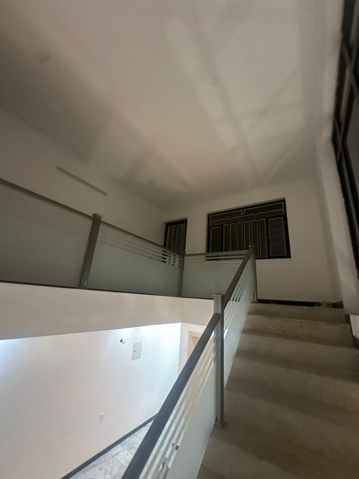 بيت للايجار في السيدية ايجارة - مليونين - ✅✅
البيت جديد غير مسكون درجة اولى 🪞
مساحتة 150م جديد درجة اولى يحتوي على اربع غرف نوم 
وصالة ومطبخ 

للتواصل 
***********
