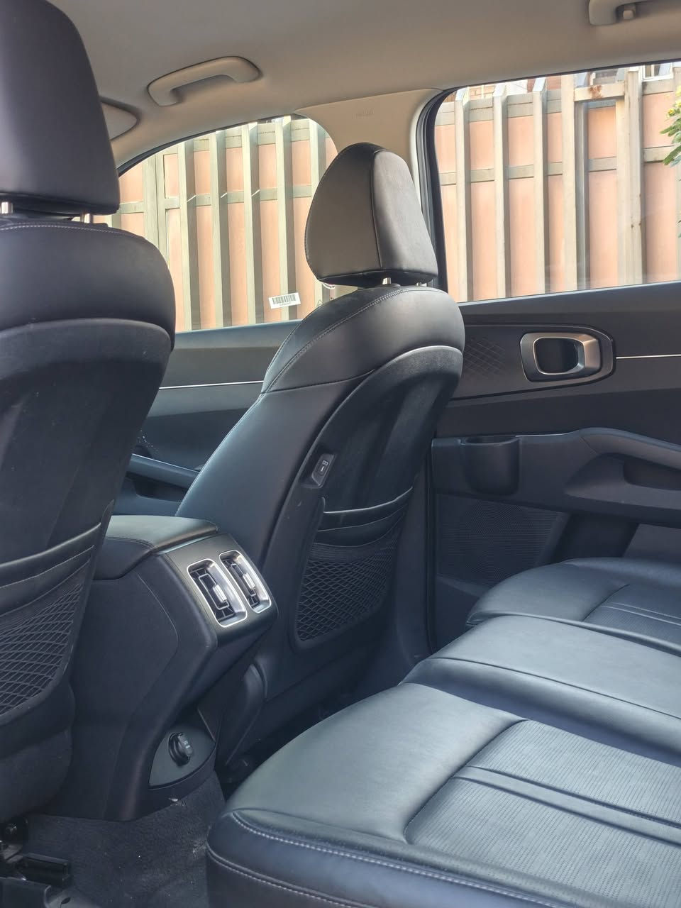 سيارة سورنتو 
موديل 2024
محرك 2500
قطعتين تبريد 
بصمه 
شاشه قطعه واحده كار بلي 
كشنات تدفئه 
مقاعد جلد اسود 
عدد المشي 21الف ميل 
حساسات ٣٦٠درجه 
مقعد سائق كهرباء 
ويل كب اسود 
حادثها نص الباب ونص الجاملغ بدون دواخل السعر 249وبيه مجال 
رقم الهاتف
***********
