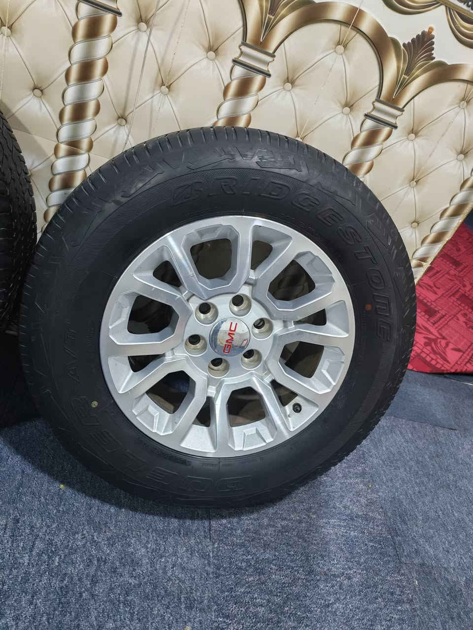 تخم تاير ويلات حجم 18 جمسي GM اصليات مال تفصيخ جدد وتايرات ياباني برجستون نضاف كلش السعر 700$دولار قفل   مكاني بصرة المعقل ***********
