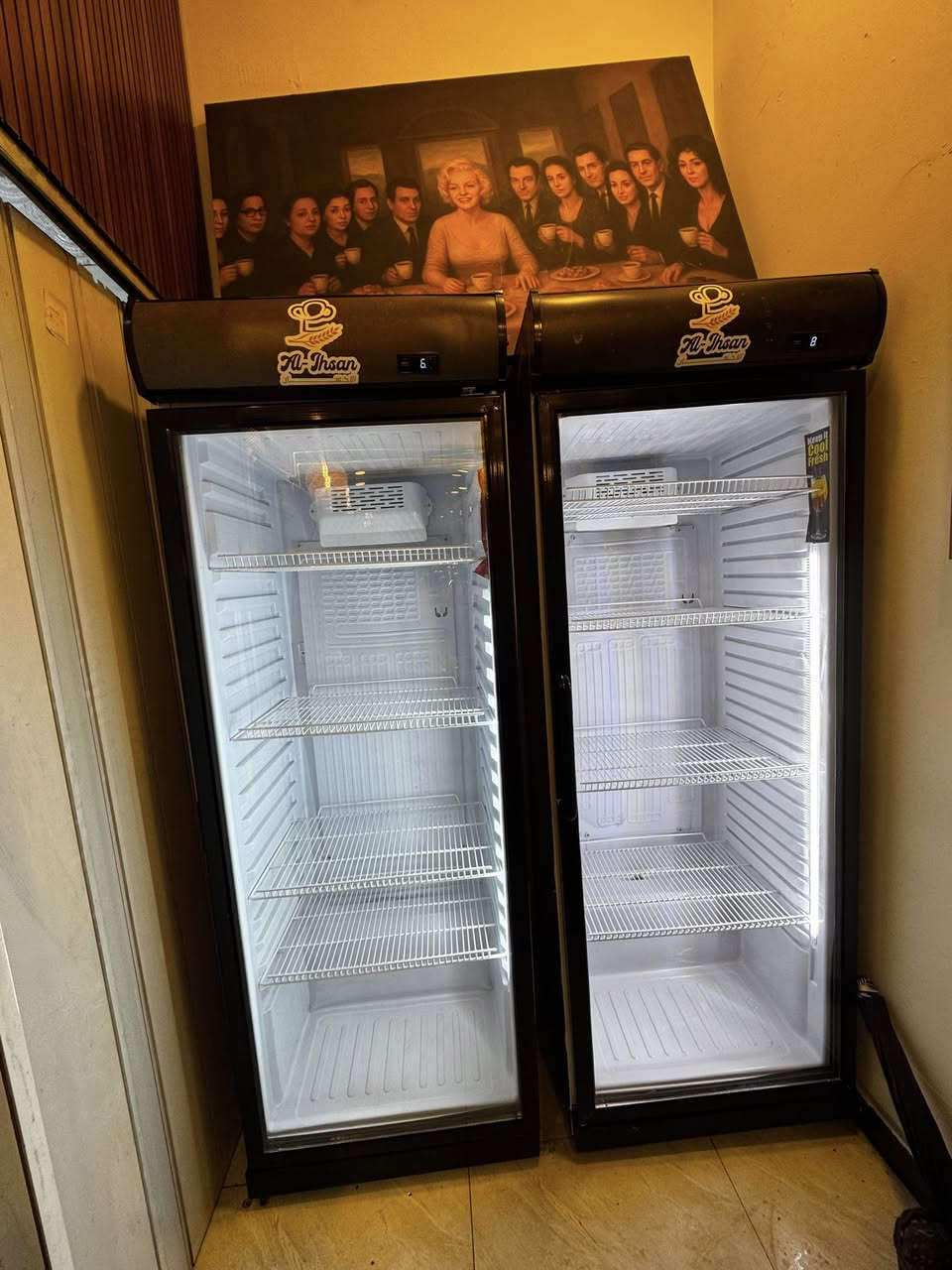 ثلاجة عارضة للبيع جديدة استخدام قليل حجم 18 قدم
موجود انارة داخلية و مقياس حرارة داخلي الباب دبل جام
الموقع بغداد السيدية شارع المركز
أولى سعر ب ٤٠٠ وبيها مجال بسيط 
و الثانيه ب ٣٥٠ بيها مجال بسيط 
للاستفسار الرقم ***********
