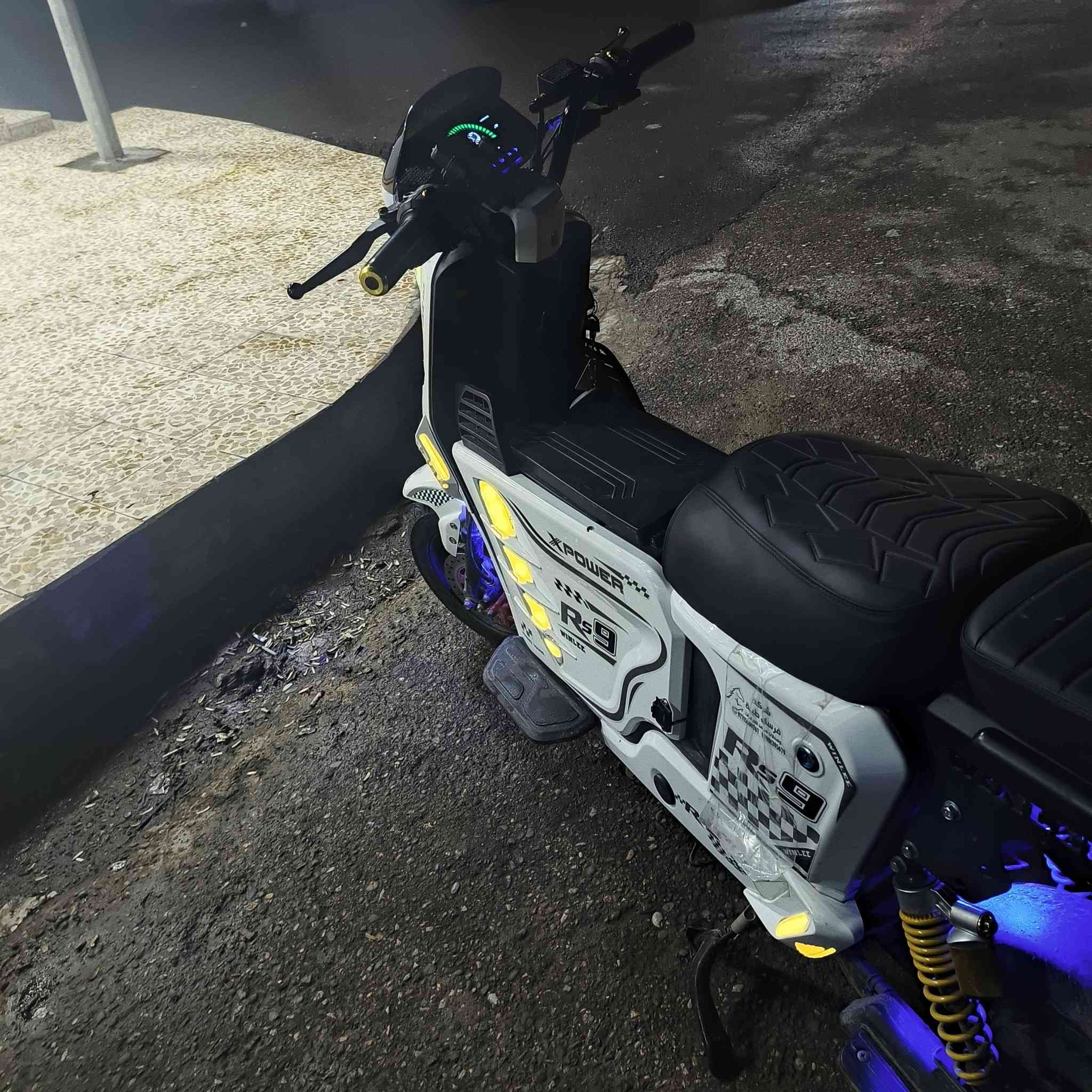 للبيع ماطور شحن Rs9. موديل 2026
خمس بطاريات
32امبير الماطور صارلو 4شهر 
والوصل مالو موجود
السعر450وبيه مجال
للتوصل ***********
