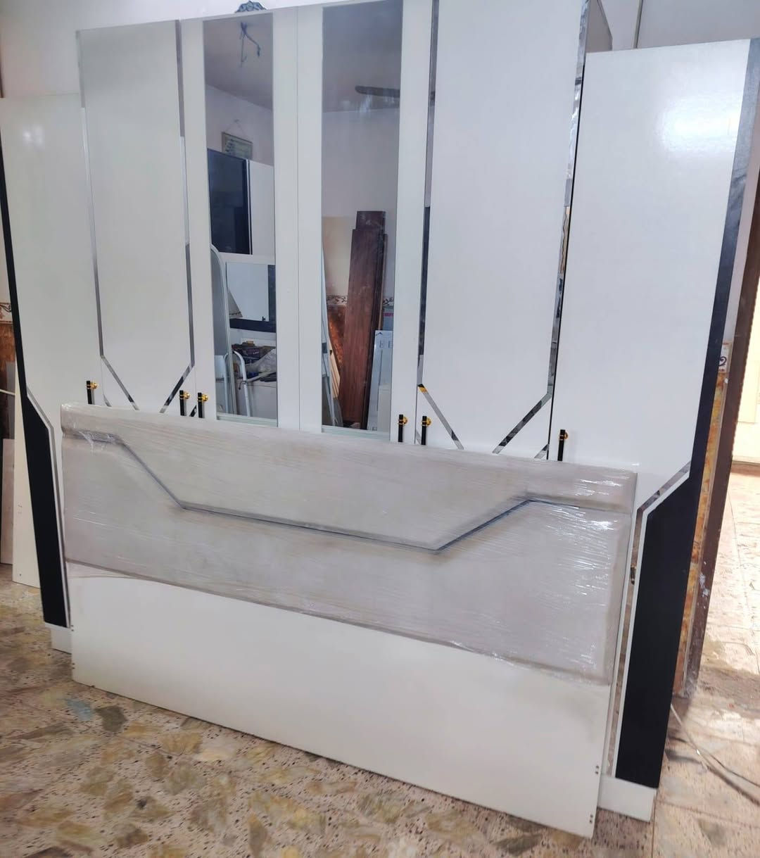 غرفه نوم 5 قطع اخت الجديده  نضافه 95% ابواب هيدروليك كل هذا بـ 550 شد ونقل داخل بغداد مجاني***********
