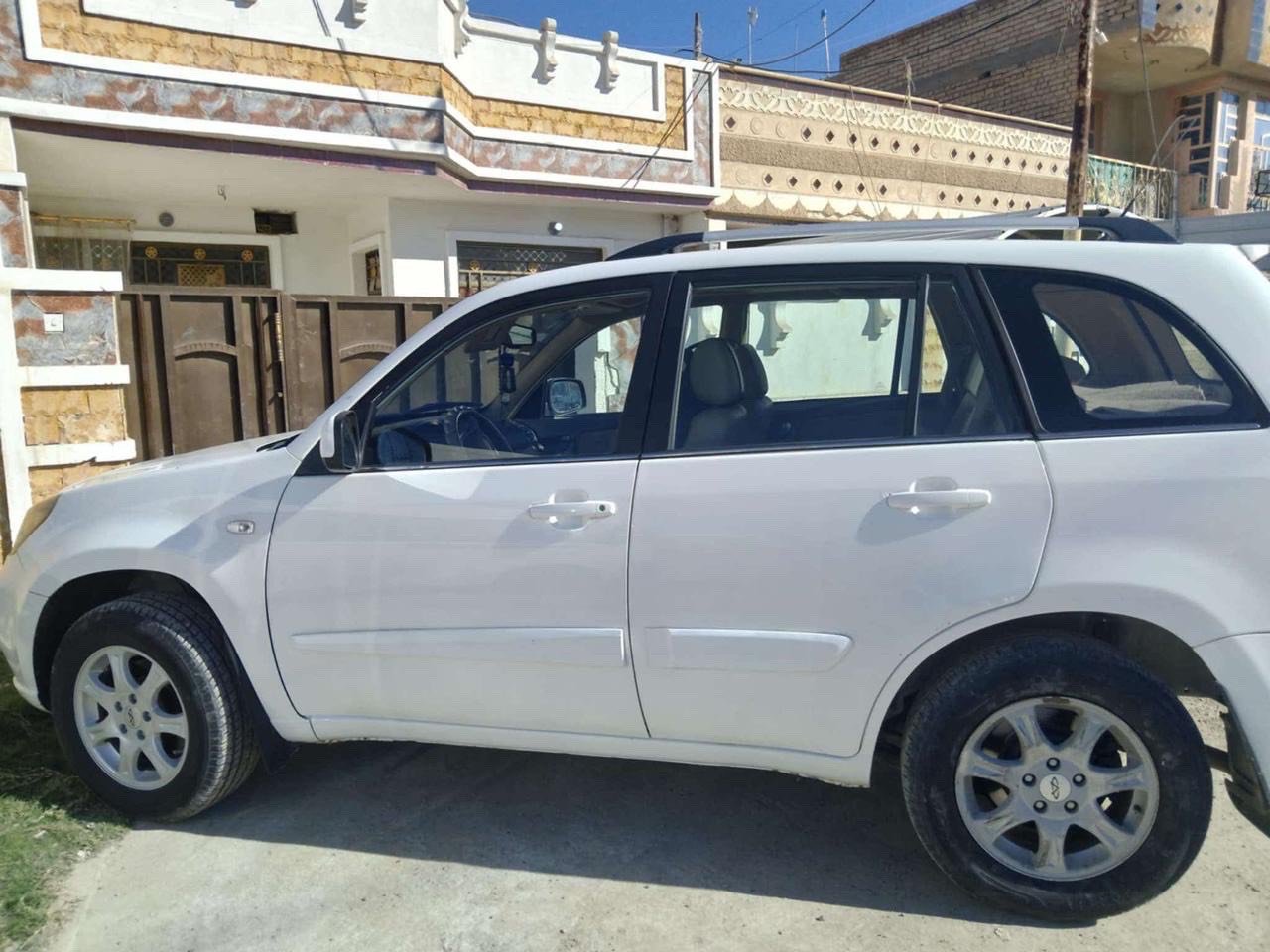 سيارة شيري تيجو لونها أبيض للبيع، بحالة جيدة ومستخدمة قليلة. السيارة جاهزة للاستخدام على الفور وتعتبر خيار رائع لمن يبحث عن مركبة عملية واقتصادية. التصميم الخارجي أنيق ومعروف بمتانته وقوته في الطرقات. للاستفسار أكثر ولمزيد من المعلومات، يرجى الاتصال.