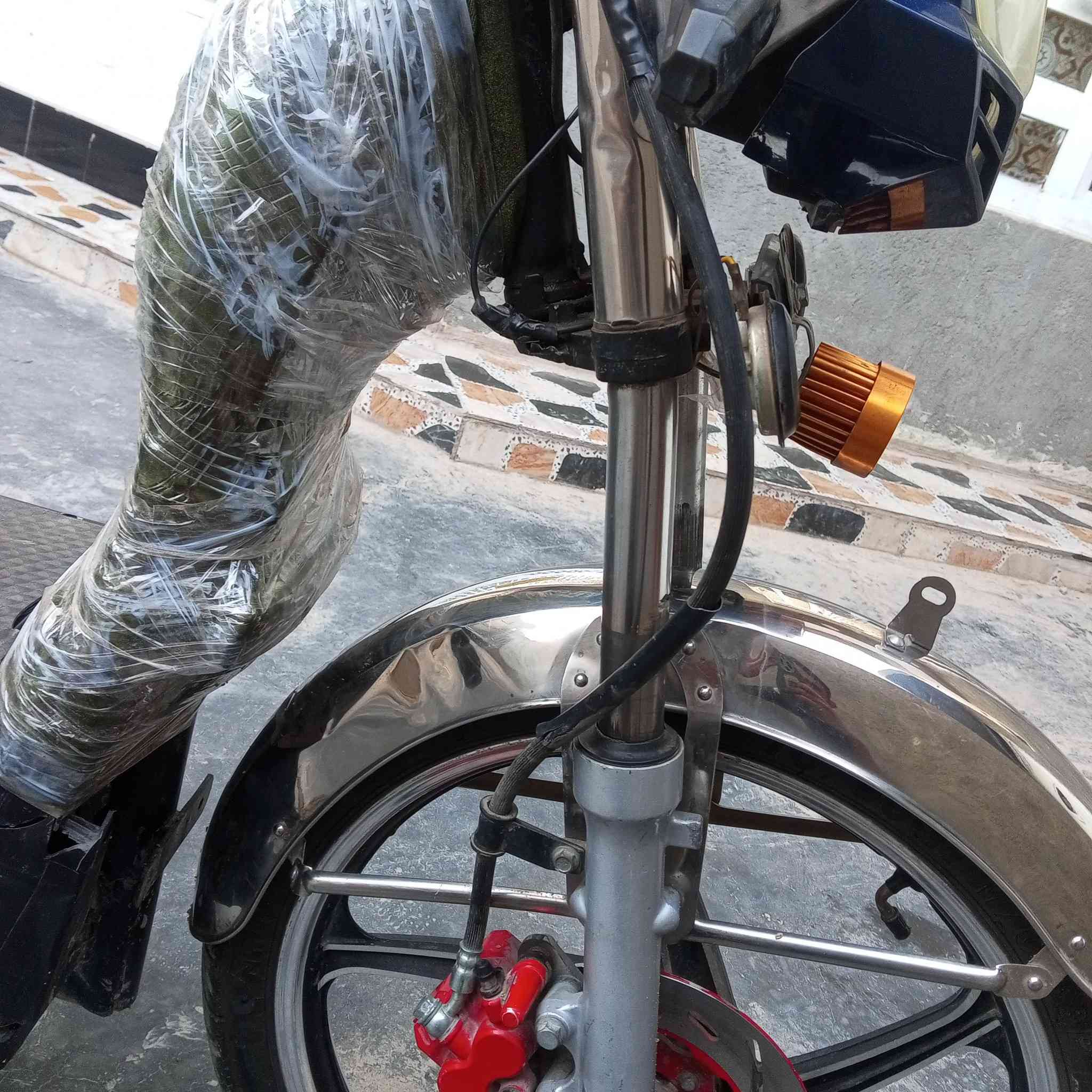 سلام عليكم للبيع دراجه شحن نوع هارلي بطاريات علفحص وين ميعجبك بي ملاحضه دبلات عوجات شي بسيط سعر 375.----***********
