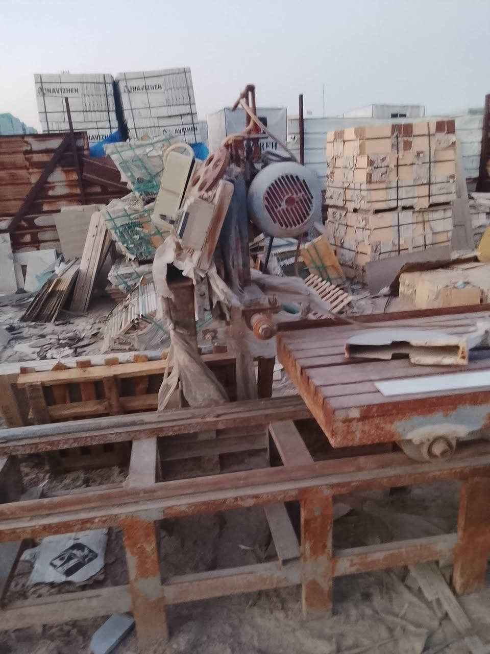 قاطعة   الكرانيت والمرمر 
شغاله ما بيه شي بس رايدله ادامه تأخذه شرط الشغل 
البصره حمدان 
***********
