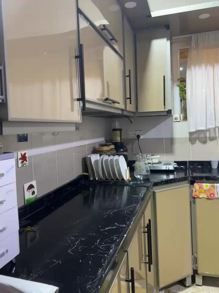 دار للبيع في مجمع عمر الراوي 1 مساحه 200م طابقين الطابق الاول غرفتين وصاله ومطبخ وديوانيه وحمام ومخزن خارجي وحديقه الطابق الثاني غرفتين وصاله وحمام ومساحه ترهم مطبخ للاستفسار الاتصال على الرقم ***********
