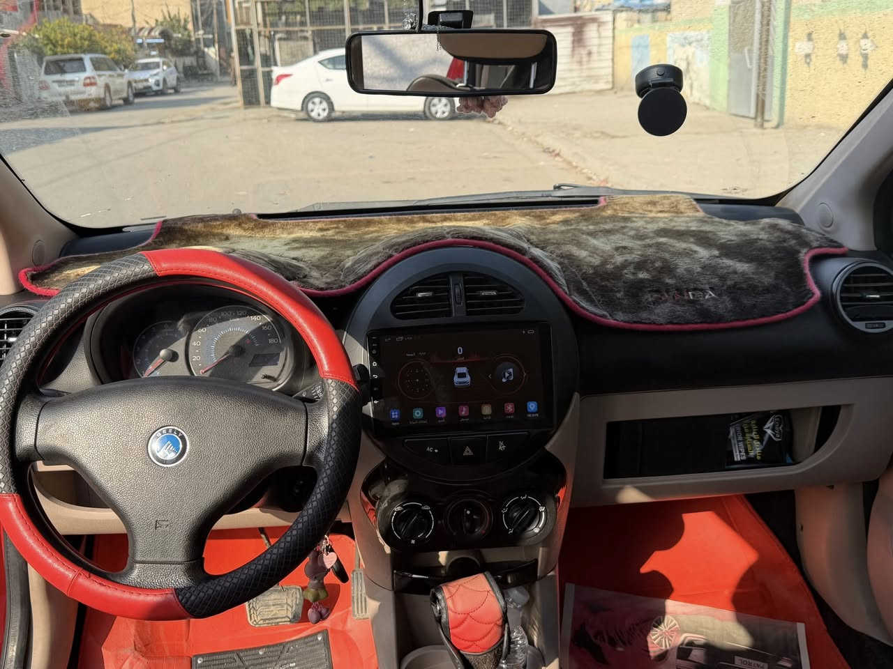 سلام عليكم سياره باندا جيلي
موديل 2013 
سياره كامله مكمله تبريد شغال خير من الله 
شاشاه كامره رقم بغداد 
ماشيه 39 الف حقيقي 
ملاحظه صغيره بيه اربع اصابع بل جاملغ مال سايق مرجع على بارد
مكان بغداد البياع 
رقم تلفون ***********
