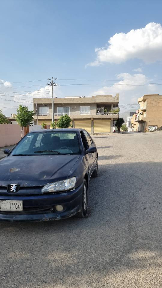 سەرتا بەناوی خوا بەلاش بەلاش بیجۆ فەڕەنسی 306 مۆدیل 2002 سەیارەکە کارتی ڕانیەی لەگەڵە بەس من بە حلوج دەی فڕۆشم گێڕو مەکێنەی 2 ڕۆژە تەشفیتە چاک کراوەو لێ نە خوڕاوە بەشەرتی 200 فیتەر ئەو دەمێ نە دوکەڵ نە بوخار نە دەنگی تیایە گێڕەکانی زۆر نەرمو خۆش ئەی گۆڕی  بە کوردیەکەی گێڕو مەکینە سفرە بەس بۆیاخی جوان نیە هەیکەلی یەک کامل بۆیاخی دەوێ دەنا باقی دی لە گێڕو مەکینە بێخەم بە تا یەک ساڵ لێی خوڕە بێ کێشە  گەرمیو فڵچەو لایتو بەگ لایتو تەجیل هەموی ئیش دەکا بەنزین هەرناخوا مەکینەی بەخە   سعرەکەشی 6 گەڵاو مەجالێکی برایانە   
ڕەقەم تەلەفۆن *********** شربازهير, السليمانية
