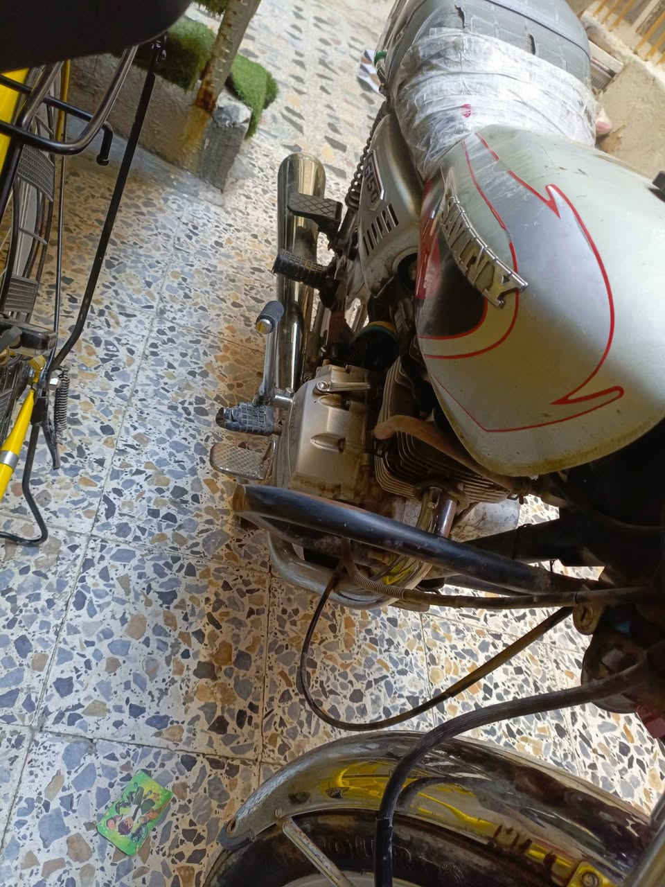 السلام عليكم الدراجه للبيع الدراجه شغاله مكان بغداد مدينه الصدر الدسيم أوراقه كامله السعر 300 وبيه مجال ***********
